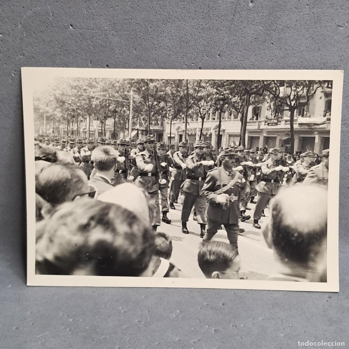 Fotograf&iacute;a antigua: Antigua fotograf&iacute;a del Desfile Militar de la Fiesta de la Victoria. Barcelona 1960