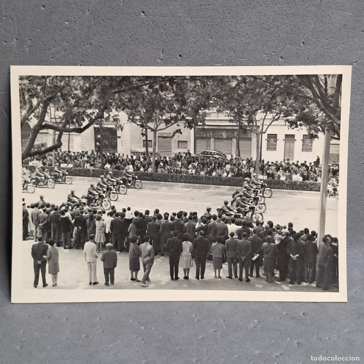 Fotograf&iacute;a antigua: Antigua fotograf&iacute;a del Desfile Militar de la Fiesta de la Victoria. Barcelona 1960