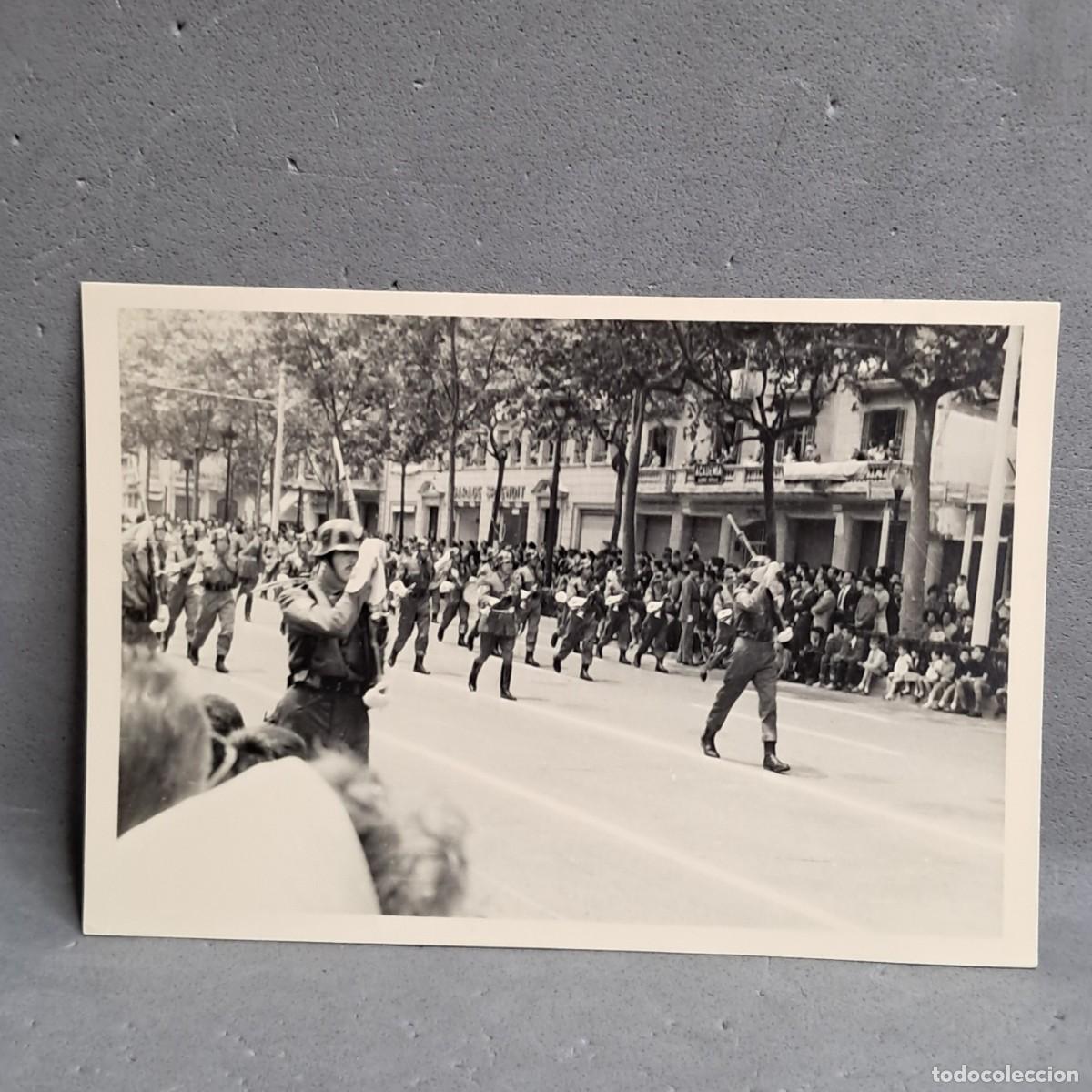 Fotograf&iacute;a antigua: Antigua fotograf&iacute;a del Desfile Militar de la Fiesta de la Victoria. Barcelona 1960