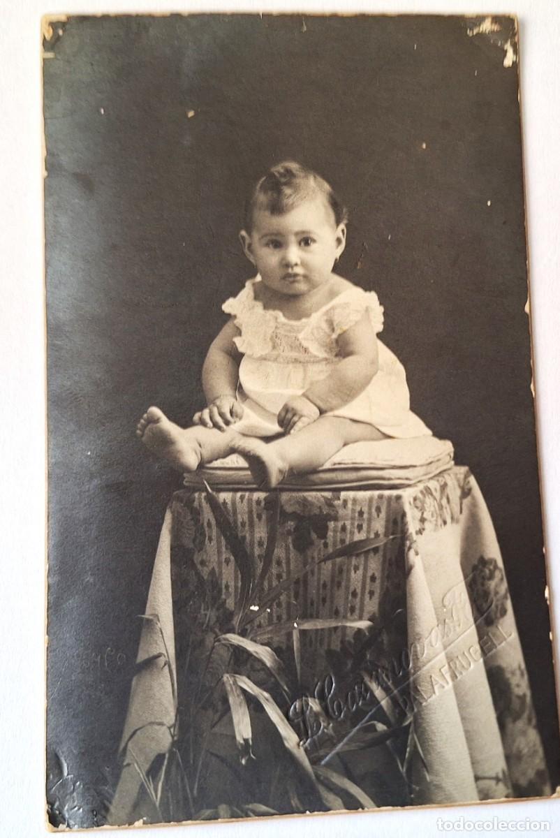 Fotograf&iacute;a antigua: FOTO POSTAL MUY ANTIGUA MODERNISTA (14X8) - MAS DE 100 A&Ntilde;OS - FOT. CASANOVAS - NI&Ntilde;A EN MESITA