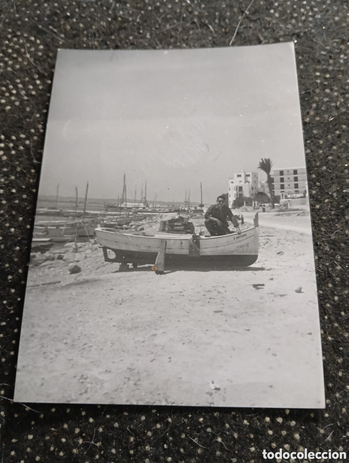 Fotograf&iacute;a antigua: Fotograf&iacute;a Bar&ccedil;a en la playa de San Antonio de Ibiza 1949 mide 10 x 8 cm