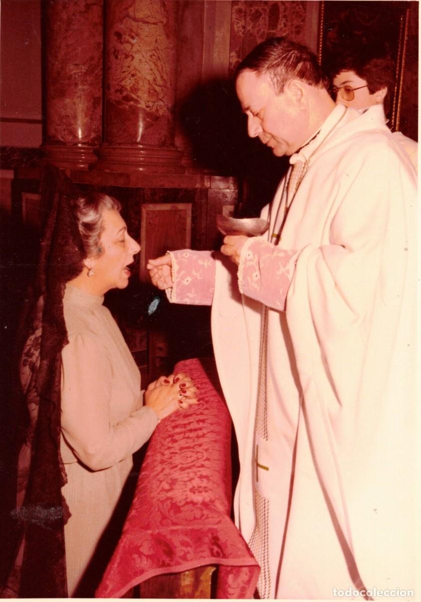 Fotograf&iacute;a antigua: :::: JN461 - FOTOGRAFIA - SE&Ntilde;ORA TOMANDO LA COMUNI&Oacute;N