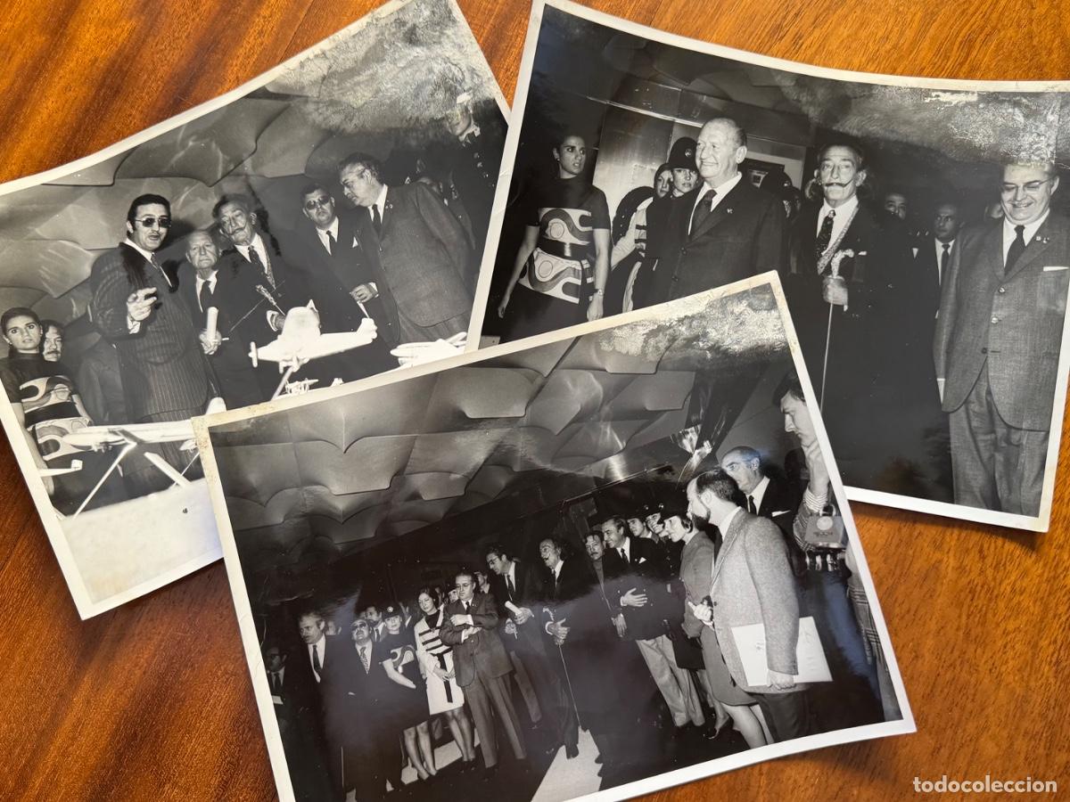 Fotograf&iacute;a antigua: TRES FOTOGRAF&Iacute;AS DE SALVADOR DAL&Iacute; CON DIRECTIVOS DE IBERIA - ENTREGA DOS CUADROS A DC-10 - A&Ntilde;O 1972