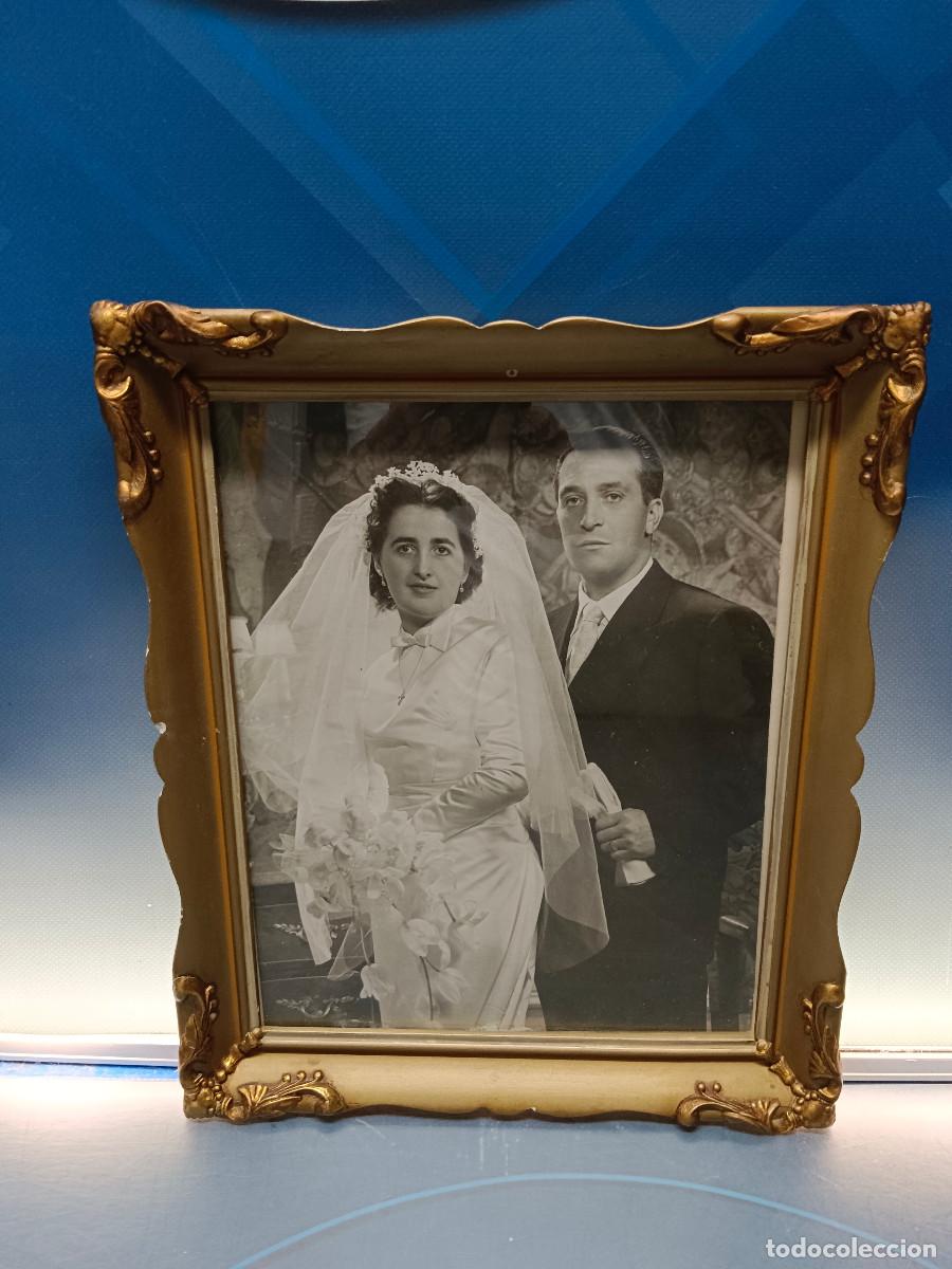 Fotograf&iacute;a antigua: Foto enmarcada vintage, fotografia de estudio, pareja de reci&eacute;n casados, 36x30x03 cm