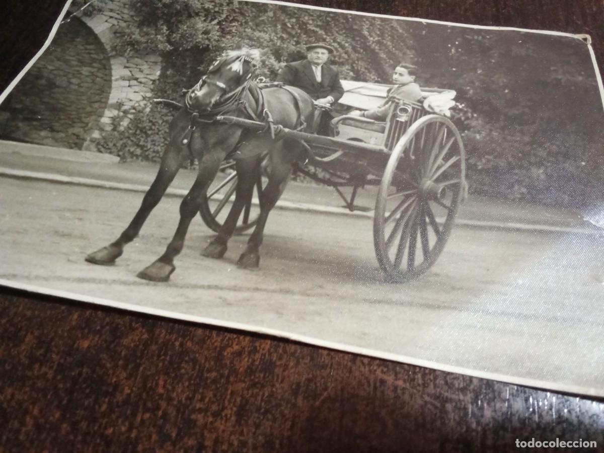 Fotograf&iacute;a antigua: Agfa-Brovira.Gente en carro.