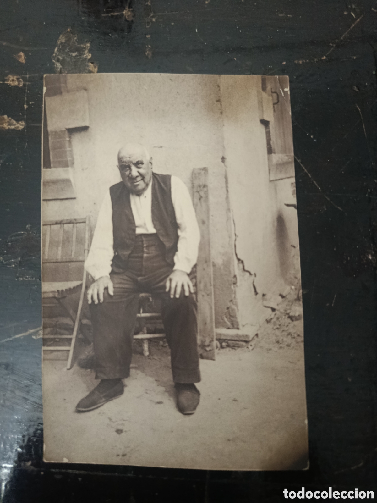 Fotograf&iacute;a antigua: Foto tarjeta postal agricultor sentado en una silla