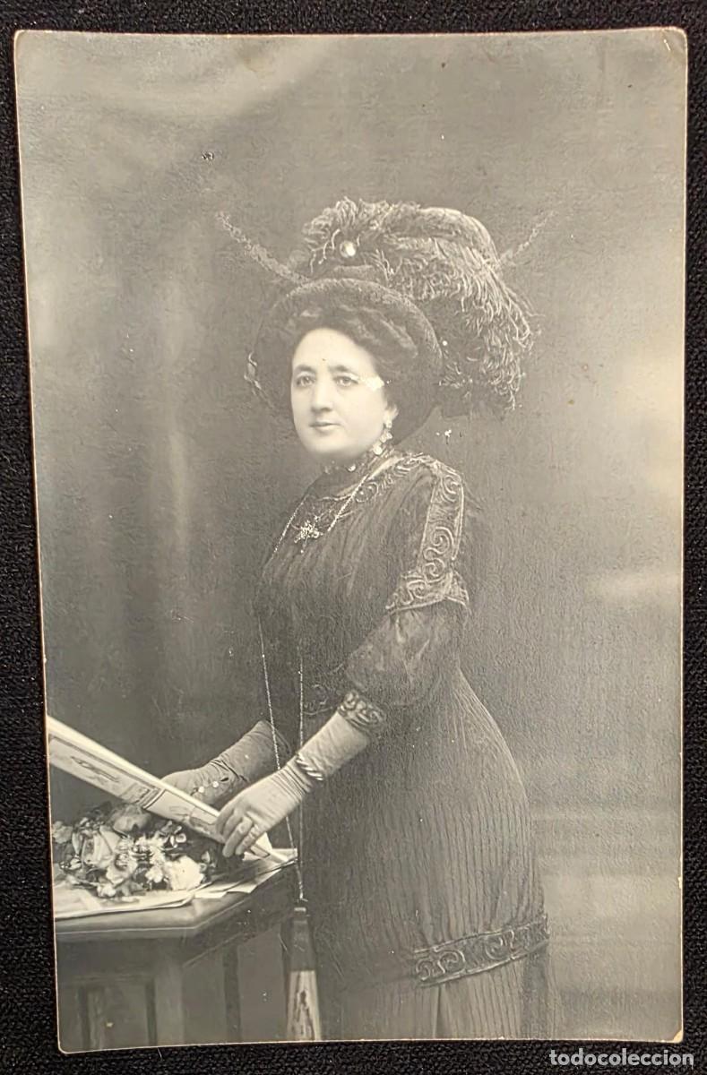 Fotograf&iacute;a antigua: P.1080 Fotograf&iacute;a Antigua de Estudio Ban&uacute;s Barcelona &ndash; Elegante Dama con Sombrero de Plumas &ndash; Retrat