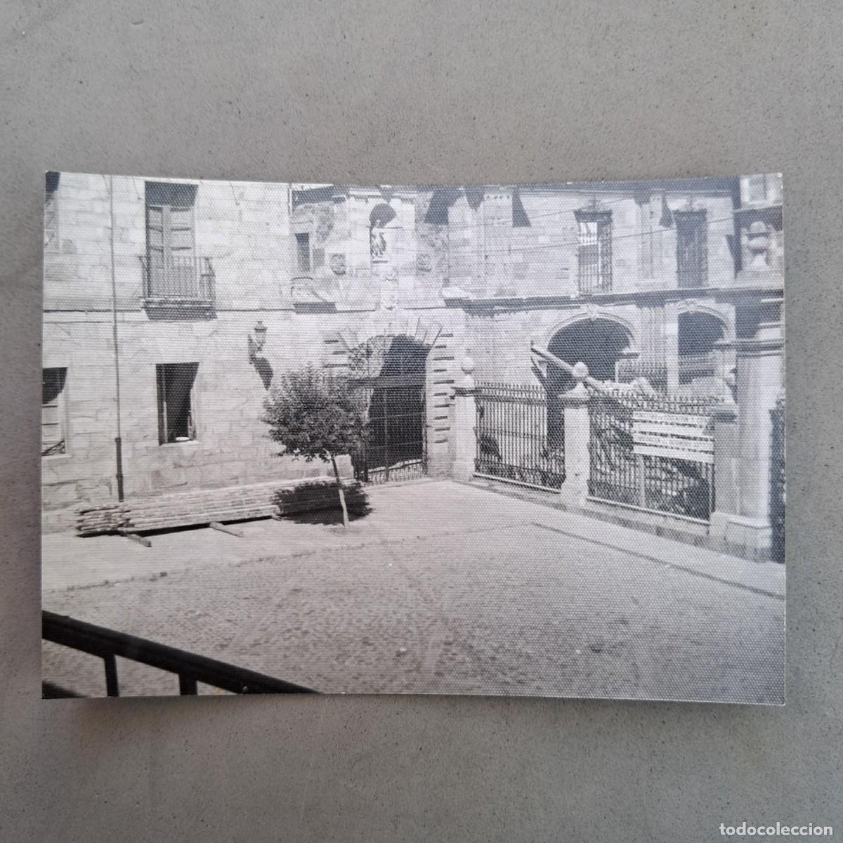 Photographie ancienne: Antigua fotograf&iacute;a. Astorga. Puerta del Hospital de San Juan Bautista y Museo catedral&iacute;cio. 1976