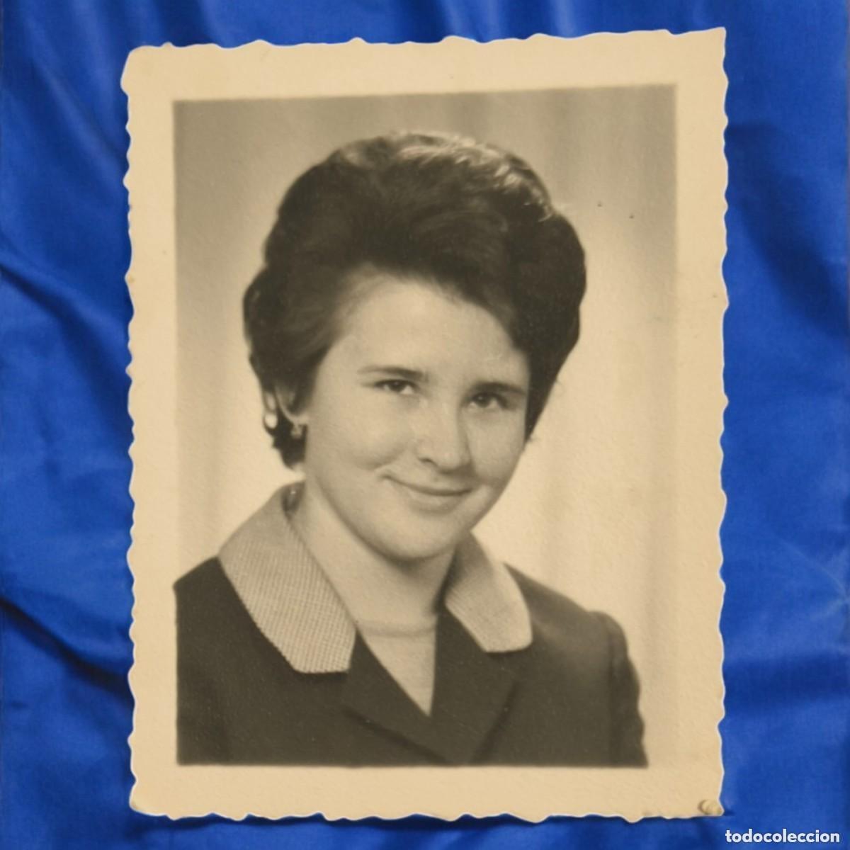 Alte Fotografie: Fotograf&iacute;a De Estudio Vintage &ndash; Retrato De Mujer Con Sonrisa Suave