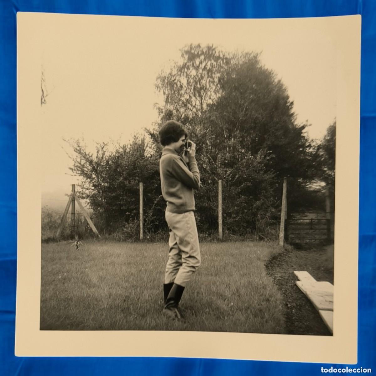 Alte Fotografie: Fotograf&iacute;a Vintage Blanco Y Negro &ndash; Adolescente Fotografiando En El Jard&iacute;n (A&ntilde;os 60-70)