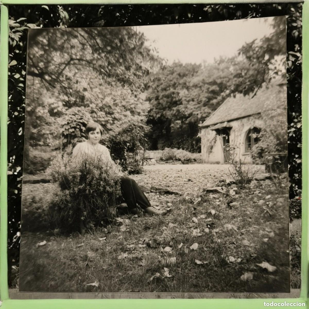 Antique Photography: Fotograf&iacute;a Vintage En Blanco Y Negro &ndash; Mujer Sentada En Jard&iacute;n R&uacute;stico Con Caba&ntilde;a Al Fondo