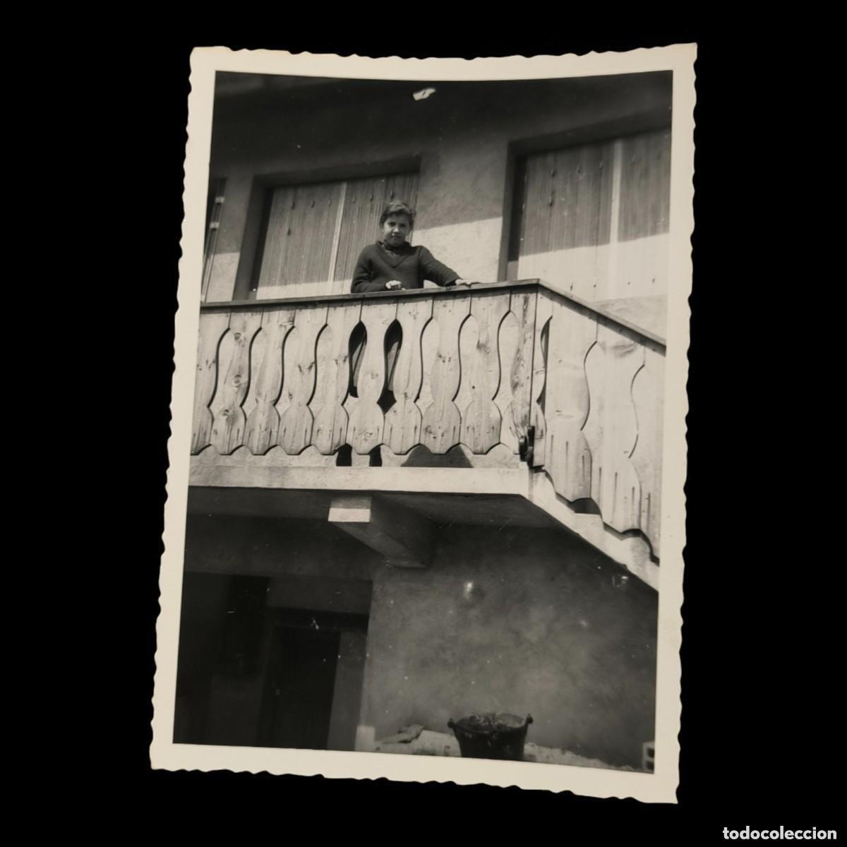 Fotograf&iacute;a antigua: Fotograf&iacute;a Vintage De Hombre En Balc&oacute;n Alpino &ndash; Escena Cotidiana Con Arquitectura R&uacute;stica A&ntilde;os 50-60