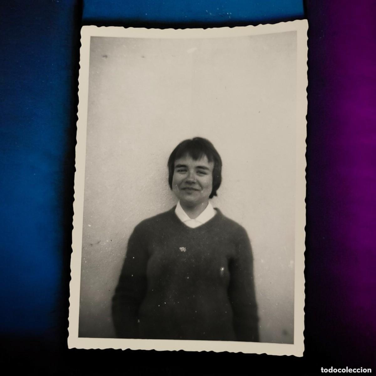 Fotograf&iacute;a antigua: Fotograf&iacute;a Vintage De Joven Sonriente &ndash; Retrato Original En Blanco Y Negro Con Encanto Natural