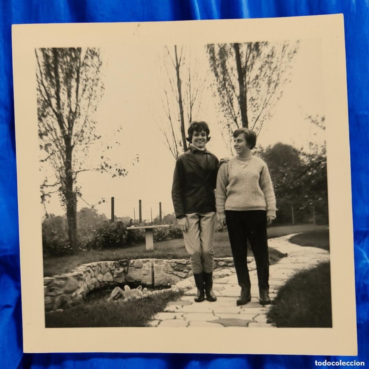 Fotograf&iacute;a antigua: Fotograf&iacute;a Vintage De Dos Mujeres Caminando En Jard&iacute;n &ndash; Instante Natural De Amistad