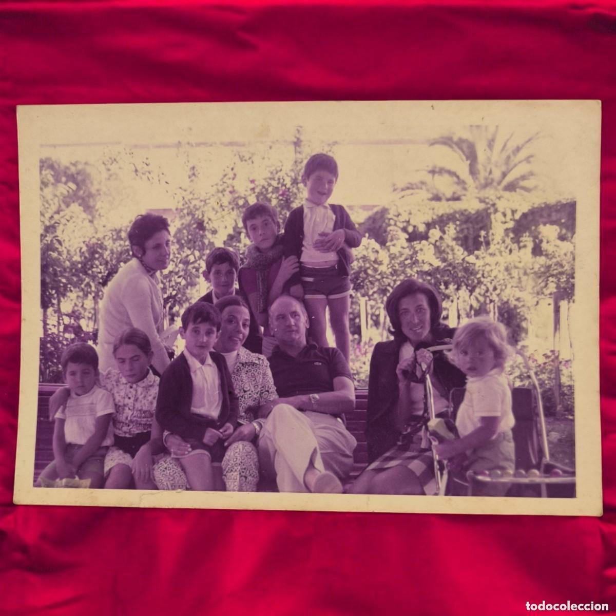 Fotografia antica: &zwj;&zwj;&zwj; Fotograf&iacute;a Familiar Vintage En Jard&iacute;n &ndash; Retrato Multigeneracional / D&eacute;cada De 1970