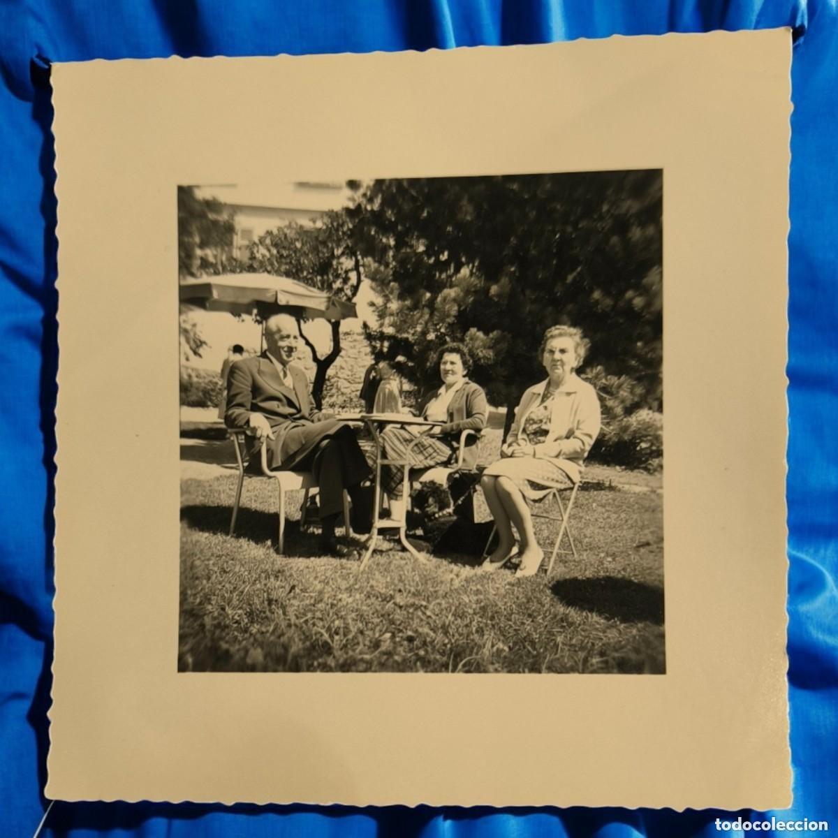Fotografia antica: Fotograf&iacute;a Vintage En Blanco Y Negro &ndash; Reuni&oacute;n De Tarde En Jard&iacute;n (A&ntilde;os 50-60)