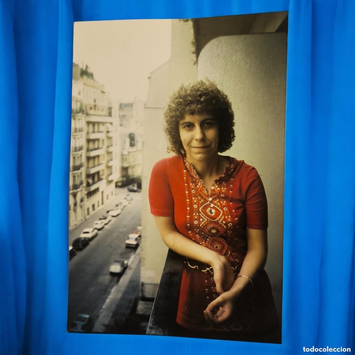 Fotografia antica: Fotograf&iacute;a Vintage A Color &ndash; Mujer En Balc&oacute;n Con Vestido Rojo