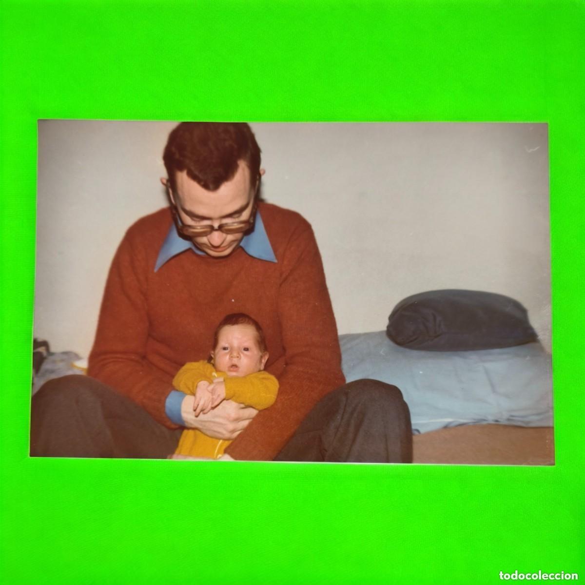 Fotografia antica: Fotograf&iacute;a Vintage En Color &ndash; Padre Con Su Beb&eacute; En Brazos