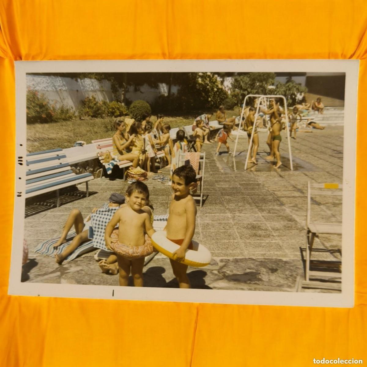 Fotografia antica: Fotograf&iacute;a Antigua En Piscina &ndash; Verano Familiar De Los A&ntilde;os 70