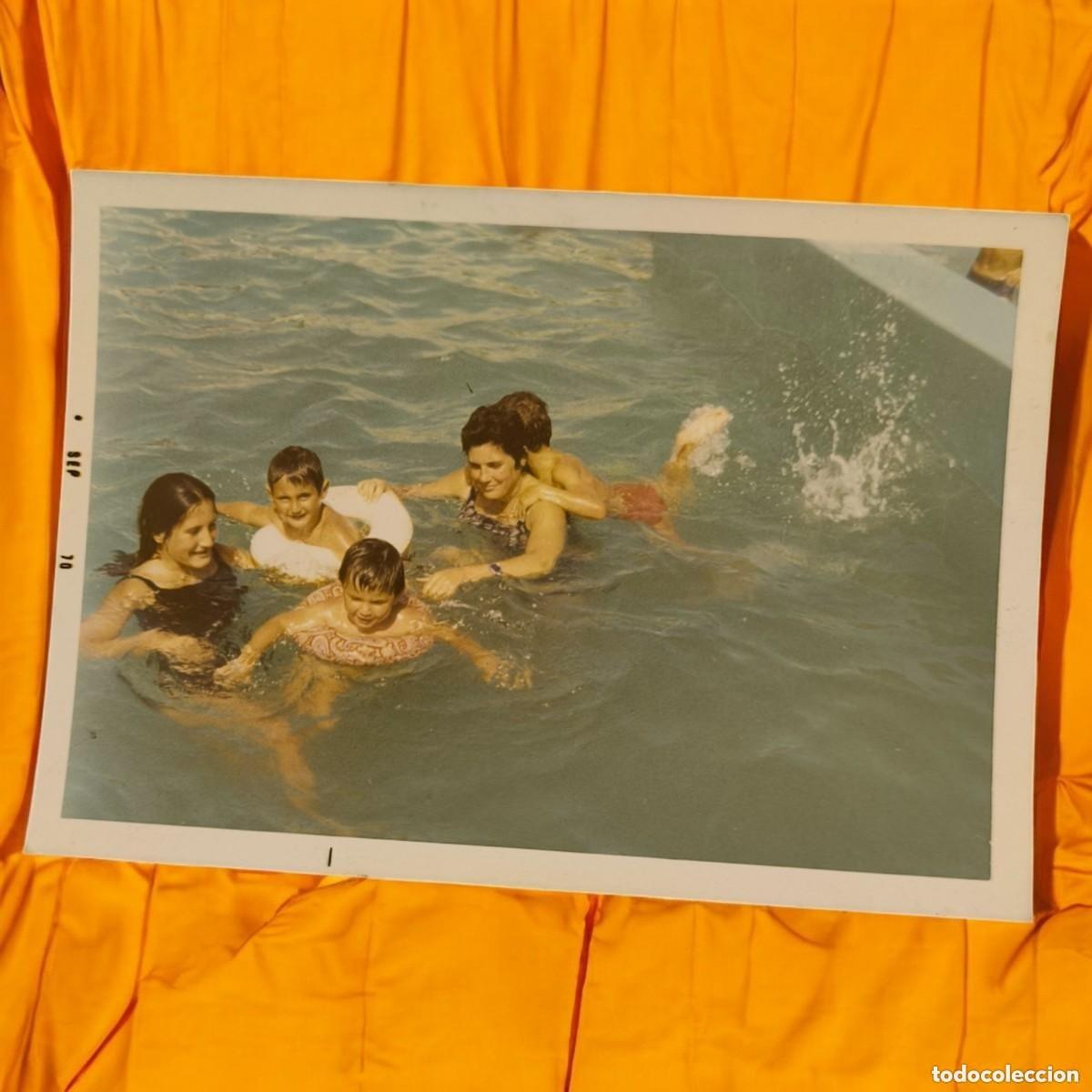 Fotografia antica: Fotograf&iacute;a Antigua En Piscina Familiar &ndash; Recuerdos De Verano En Los A&ntilde;os 70