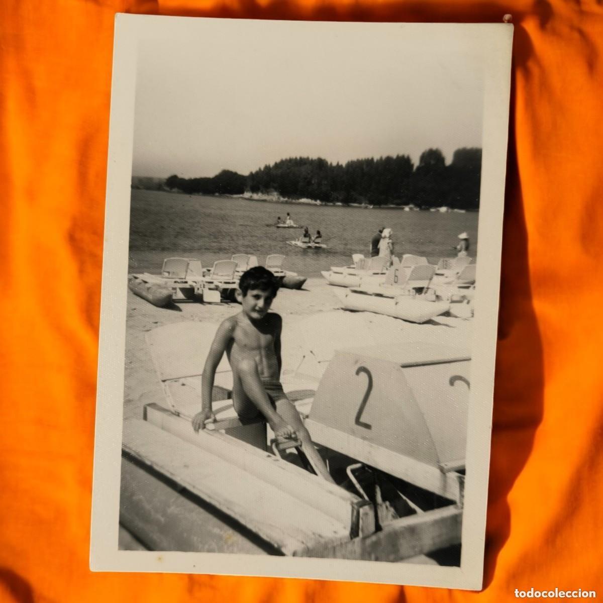 Fotografia antica: ️ Fotograf&iacute;a Antigua En Playa Con Patinetes Acu&aacute;ticos &ndash; Escena De Verano De Los A&ntilde;os 60-70
