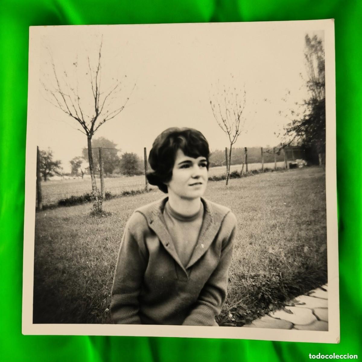 Fotografia antica: Fotograf&iacute;a Vintage En Blanco Y Negro &ndash; Retrato De Mujer En Paisaje Natural