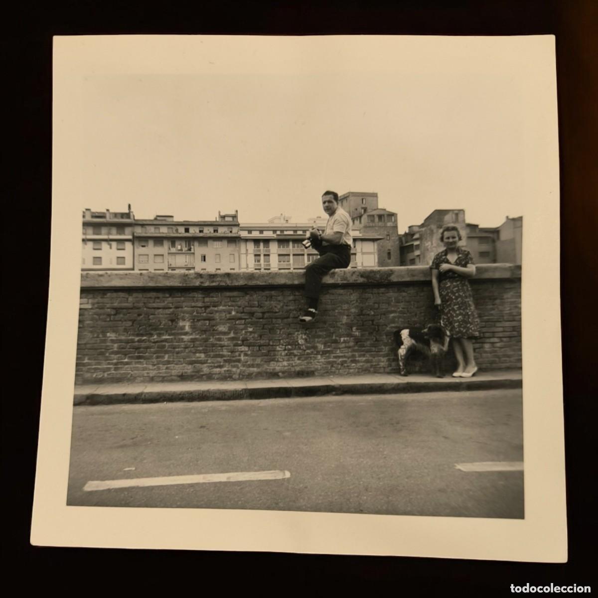 Fotografia antica: Fotograf&iacute;a Vintage Original A&ntilde;os 50 &ndash; Escena Urbana Con Pareja Y Perro