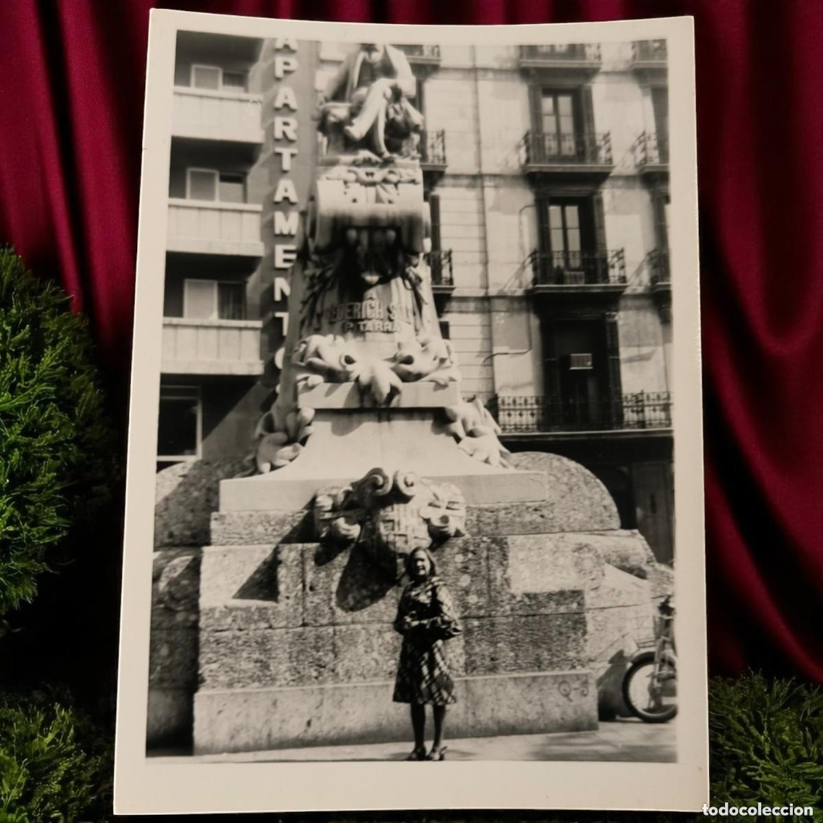 Fotograf&iacute;a antigua: Antigua Fotograf&iacute;a De Barcelona, Estatua De Las Ramblas &ndash; Testimonio Visual De 1970