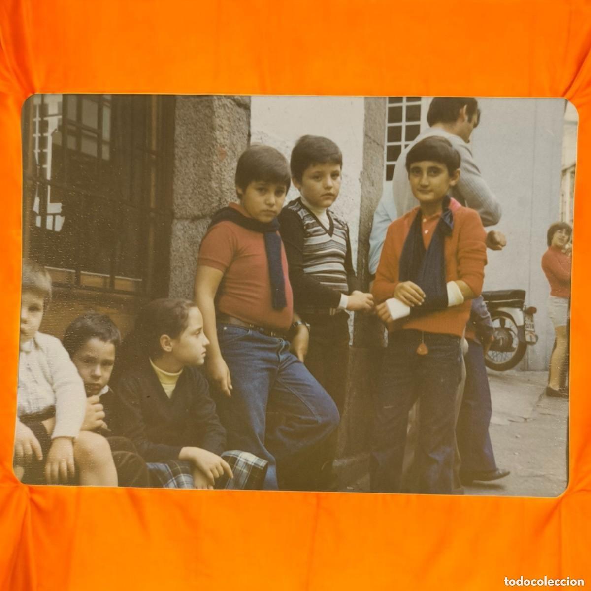 Fotograf&iacute;a antigua: Fotograf&iacute;a Antigua De Grupo Infantil En Calle Espa&ntilde;ola &ndash; Retrato Nost&aacute;lgico De Los A&ntilde;os 70