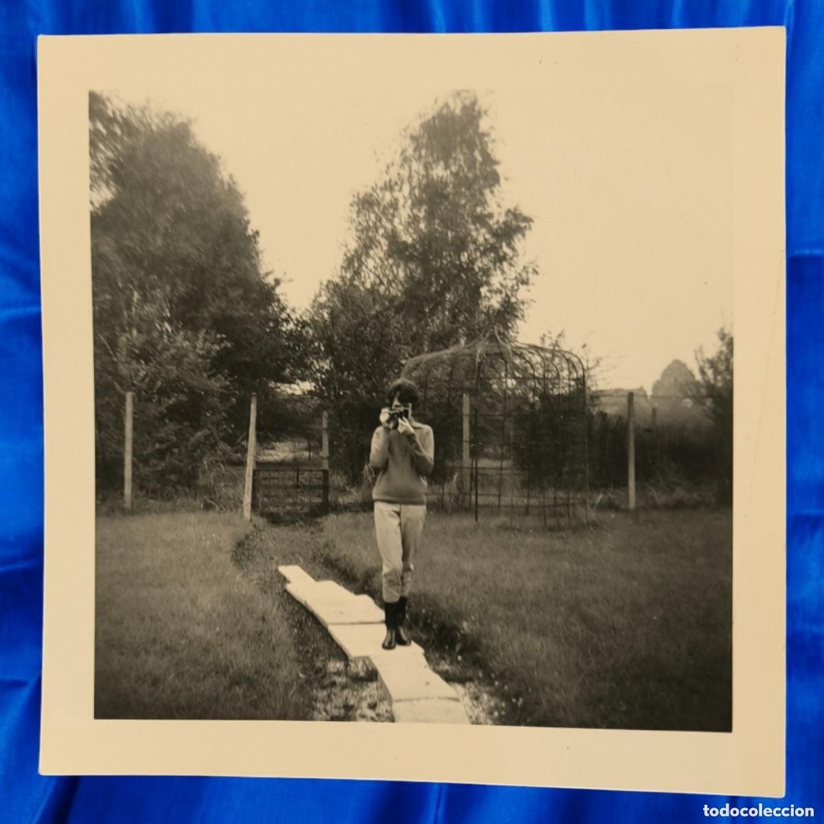 Fotografia antica: Fotograf&iacute;a Vintage Blanco Y Negro &ndash; Joven Fotografiando En El Jard&iacute;n (Plano Abierto &ndash; A&ntilde;os 60-70)