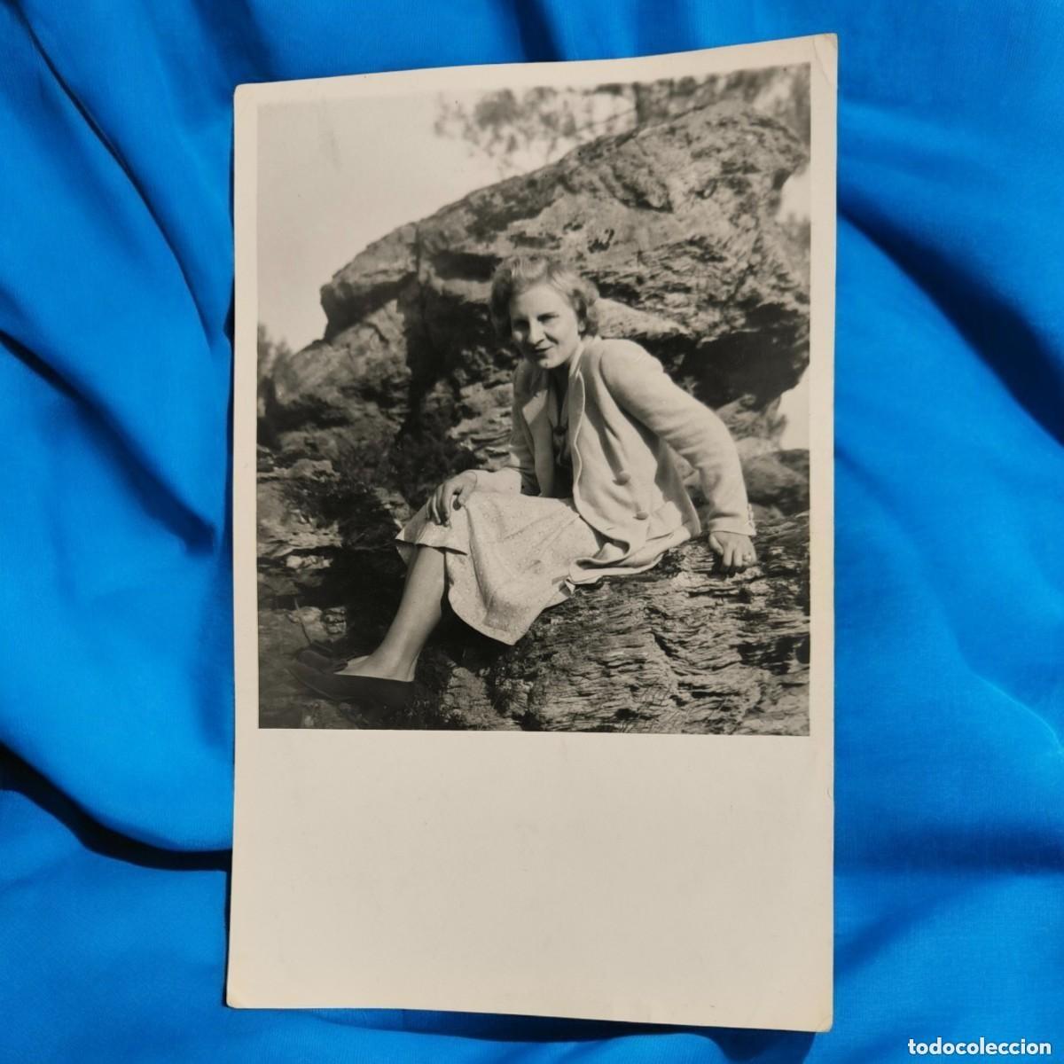 Fotografia antica: Fotograf&iacute;a Vintage Blanco Y Negro &ndash; Mujer Sentada Sobre Roca En Paisaje Natural (Circa A&ntilde;os 40-50)
