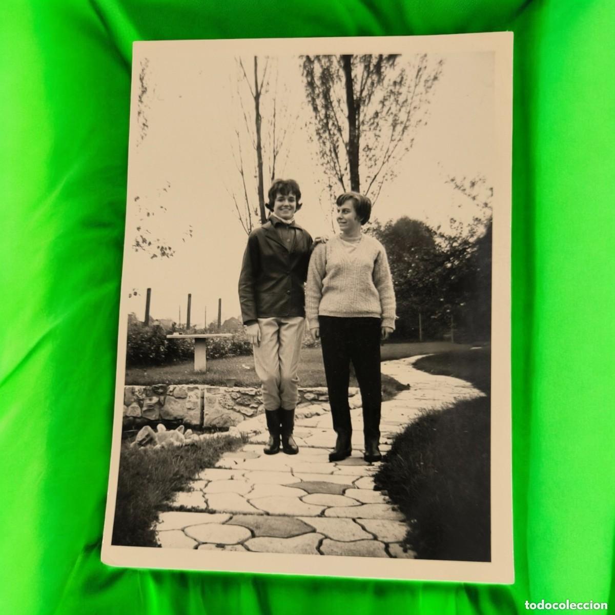Fotografia antica: Fotograf&iacute;a Vintage En Blanco Y Negro &ndash; Dos Mujeres Caminando Por Jard&iacute;n De Piedra