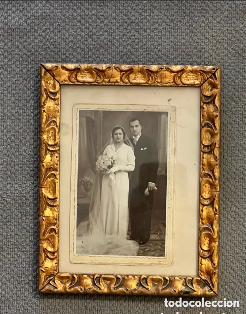 Fotografia antiga: VALENCIA EN TIEMPOS DE LA REP&Uacute;BLICA.. Bonita foto con Marco. Reci&eacute;n casados (h.1935?)