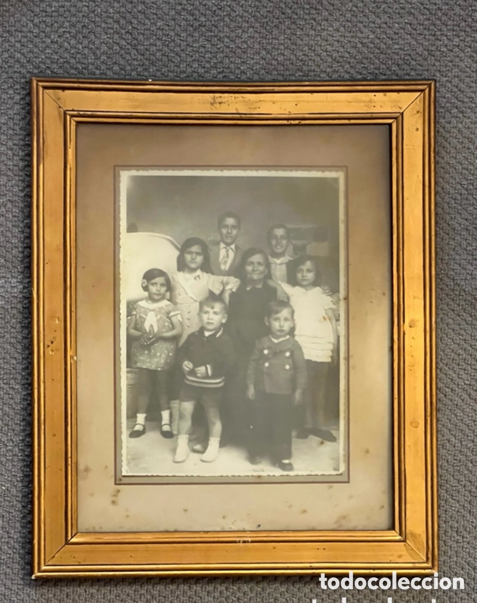 Fotografia antiga: FOTOGRAF&Iacute;A CON MARCO.. Familia numerosa.. Valencia (h.1930?) Med&iacute;das: 23 x 28 cm.