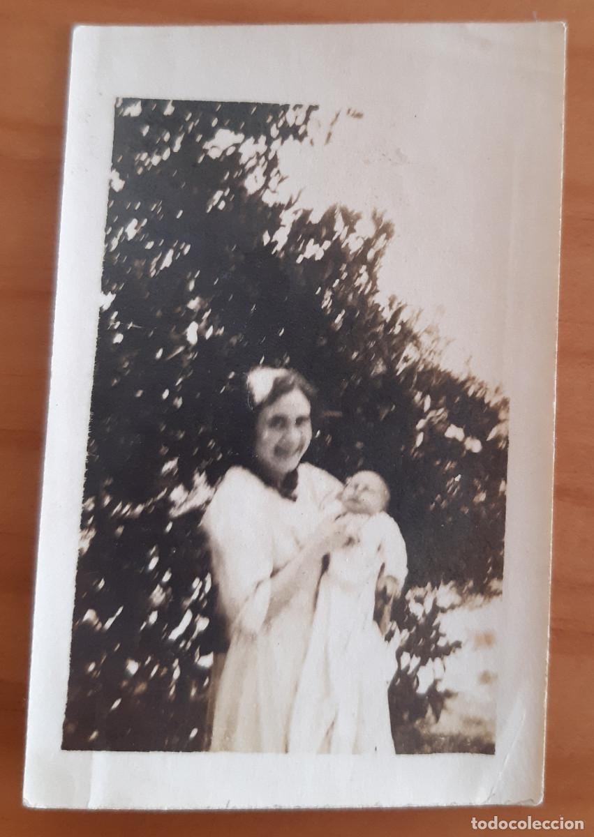 Fotografia antiga: PEQUE&Ntilde;A FOTOGRAF&Iacute;A MUJER CON SU BEB&Eacute; - 7 X 4,50 CMS. - MUY BUEN ESTADO