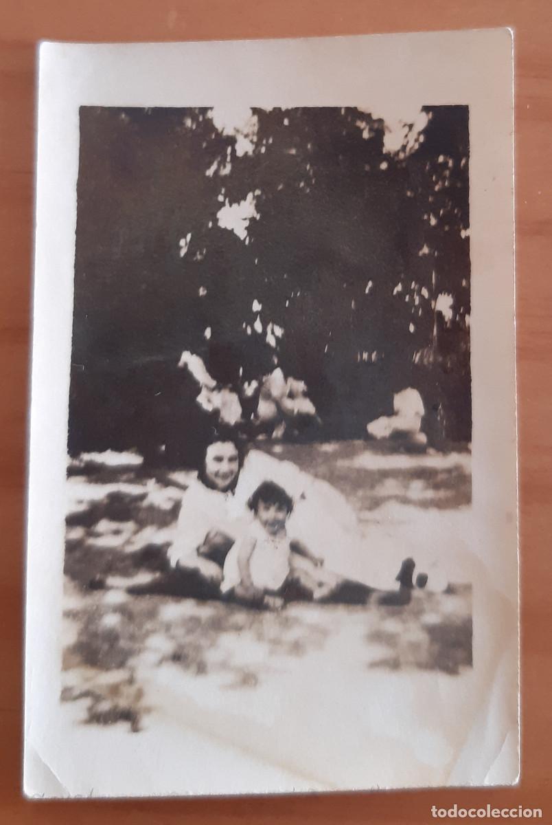 Alte Fotografie: PEQUE&Ntilde;A FOTOGRAF&Iacute;A MUJER CON SU BEB&Eacute;, EN EL CAMPO - 7 X 4,50 CMS.
