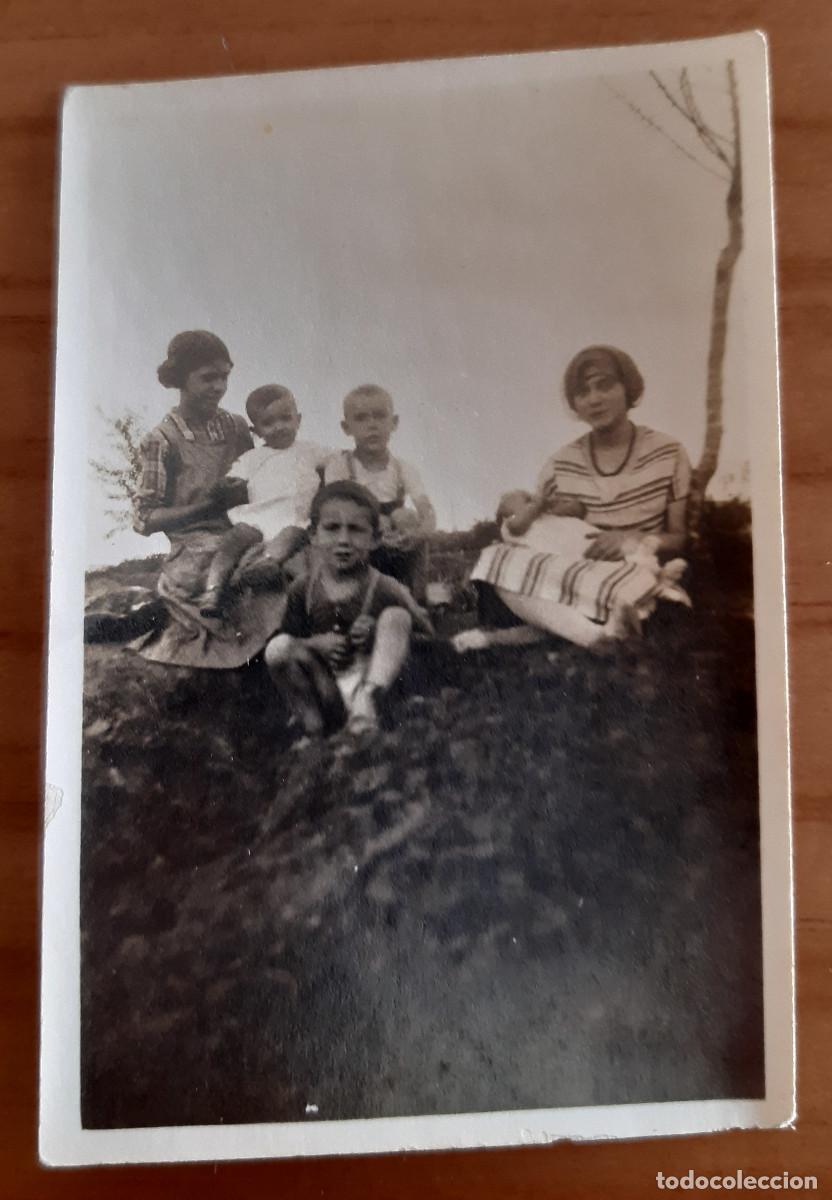 Fotografia antiga: PEQUE&Ntilde;A FOTOGRAF&Iacute;A MUJERES Y NI&Ntilde;OS EN EL CAMPO - 8 X 5,50 CMS. - BUEN ESTADO