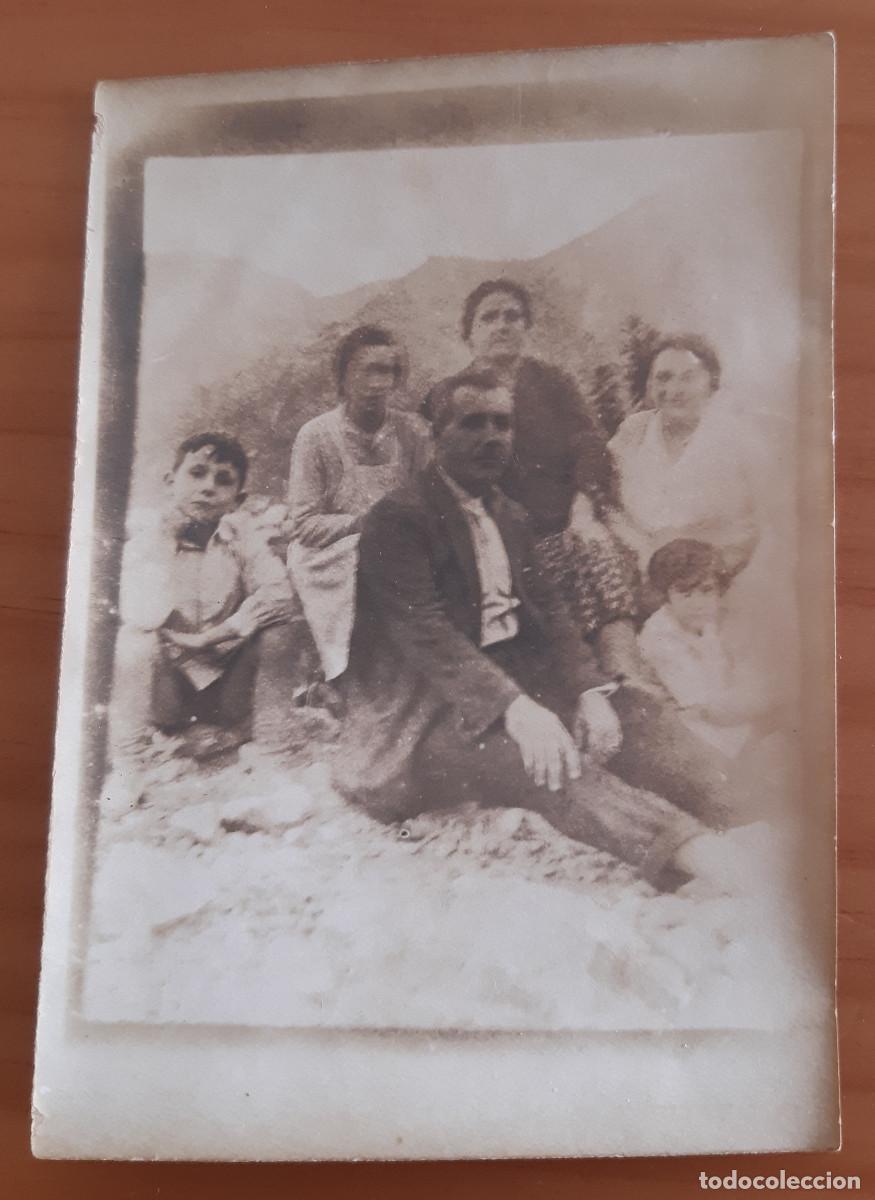Fotografia antiga: FOTOGRAF&Iacute;A DE HOMBRE, MUJERES Y NI&Ntilde;OS SENTADOS - 13 X 9 CMS.