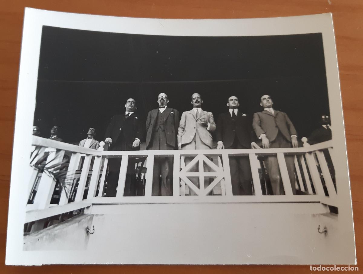 Fotograf&iacute;a antigua: FOTOGRAF&Iacute;A DE HOMBRES DE PI&Eacute; DETR&Aacute;S DE UNA BARANDILLA - 9 X 12 CMS. - PERFECTO ESTADO