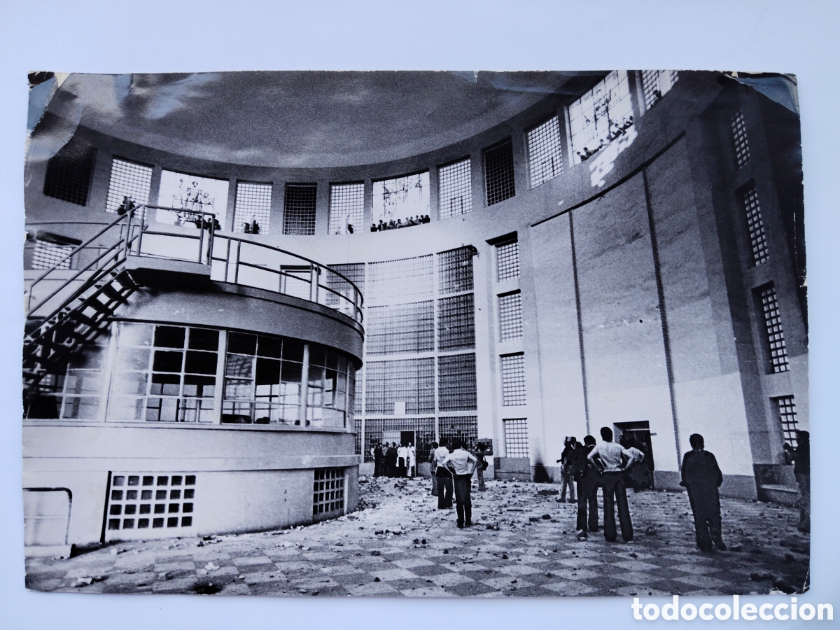 Fotograf&iacute;a antigua: ANTIGUA Y PRECIOSA FOTOGRAFIA DE LA CARCEL DE CARABANCHEL - MOTIN JULIO 1977 - 30 x 20 CM - EN BUEN