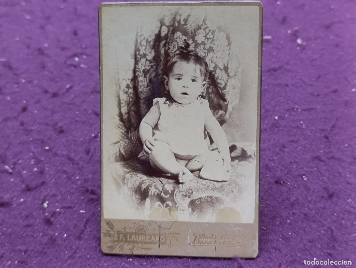 Fotografia antica: Antigua Fotograf&iacute;a en b/n, Ni&ntilde;a sentada, F. Laureano, Barcelona