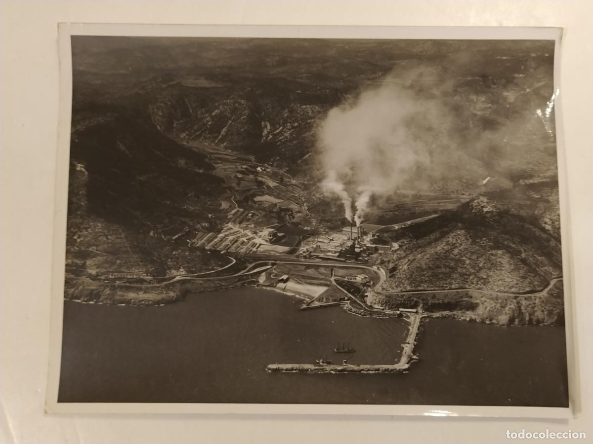 Alte Fotografie: FABRICA DE CEMENTROS FRADERA - VISTA AEREA - SITGES - FOTOGRAFIA ANTIGUA DE PRENSA O EDITORIAL - 54