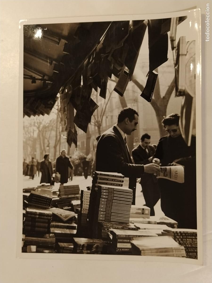 Photographie ancienne: BARCELONA - MERCADO DE LIBROS - FOTO RAMON DIMAS - FOTOGRAFIA ANTIGUA DE PRENSA O EDITORIAL - 74