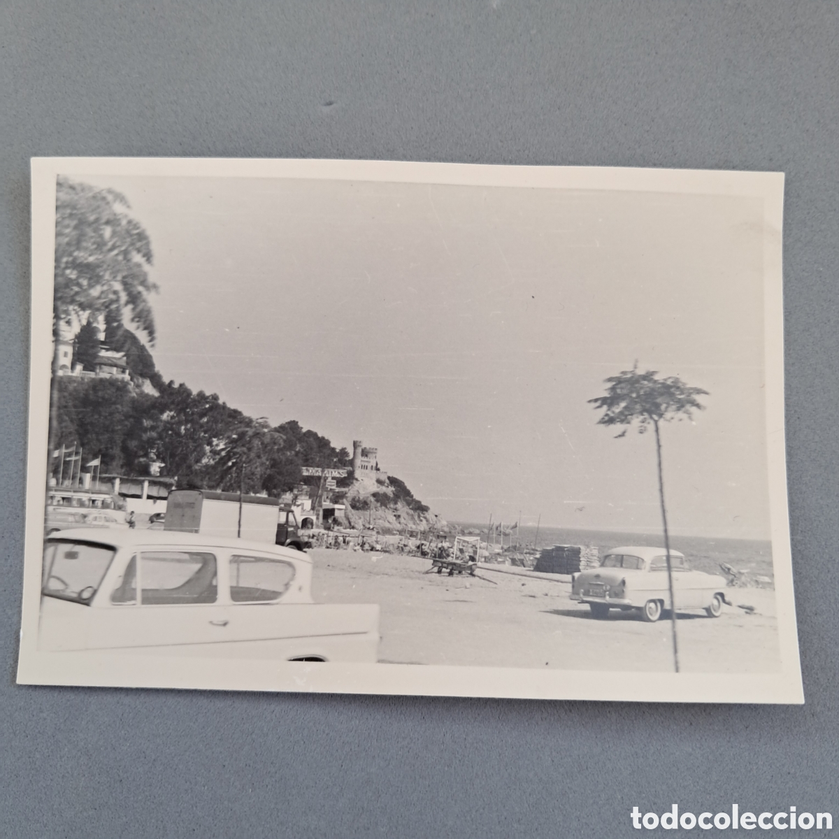Fotograf&iacute;a antigua: Antigua fotograf&iacute;a de la Playa de Lloret con el Castillo de Lloret de Mar al fondo. A&ntilde;os 50 - 60