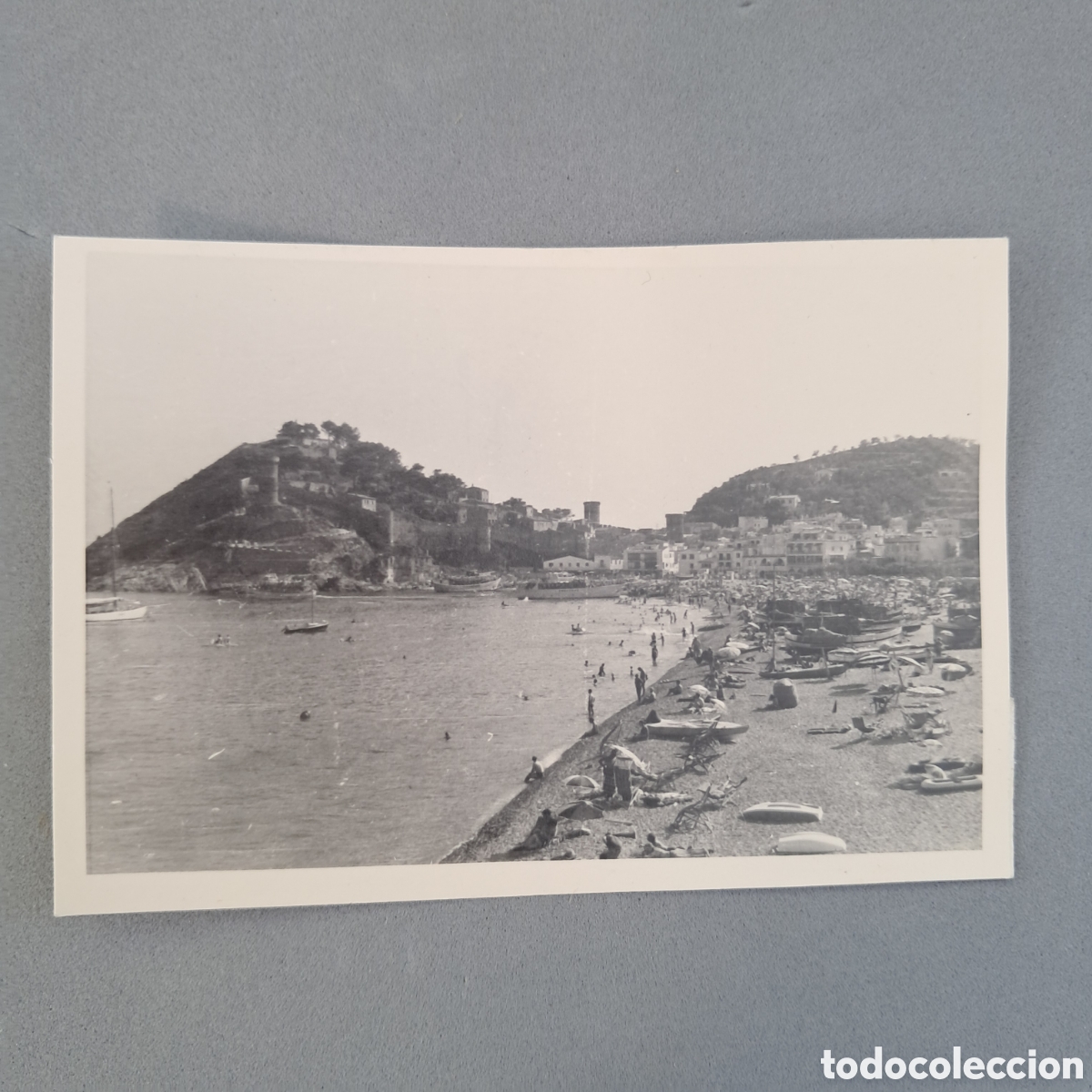 Alte Fotografie: Antigua fotografia de Tossa de Mar, vista de la Playa grande y las Murallas al fondo. A&ntilde;os 50 - 60
