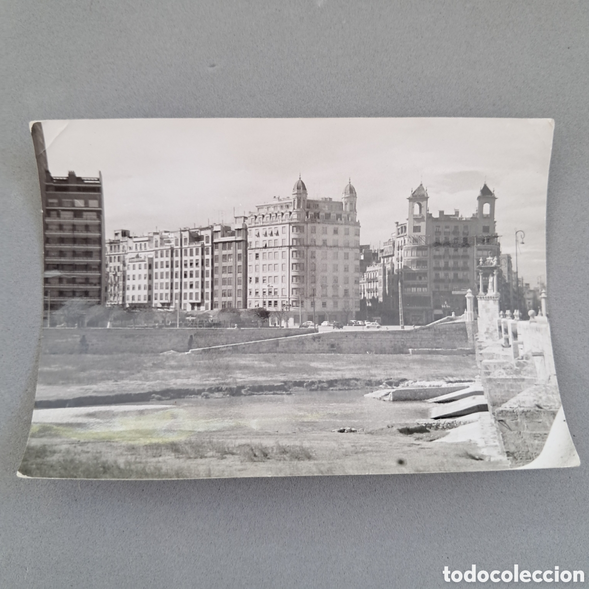 Fotograf&iacute;a antigua: Antigua fotografia, edificios Lorente y Jimenez Laiglesia desde puente del Mar. Valencia a&ntilde;os 60-70
