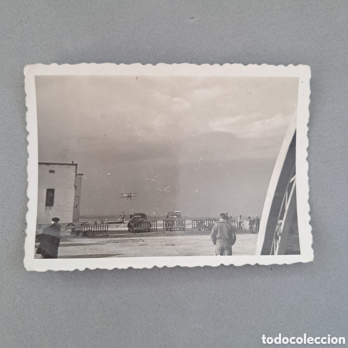 Fotograf&iacute;a antigua: Antigua fotografia de un avi&oacute;n en maniobra de aterrizaje en el aeropuerto de Sabadell. A&ntilde;o 1954