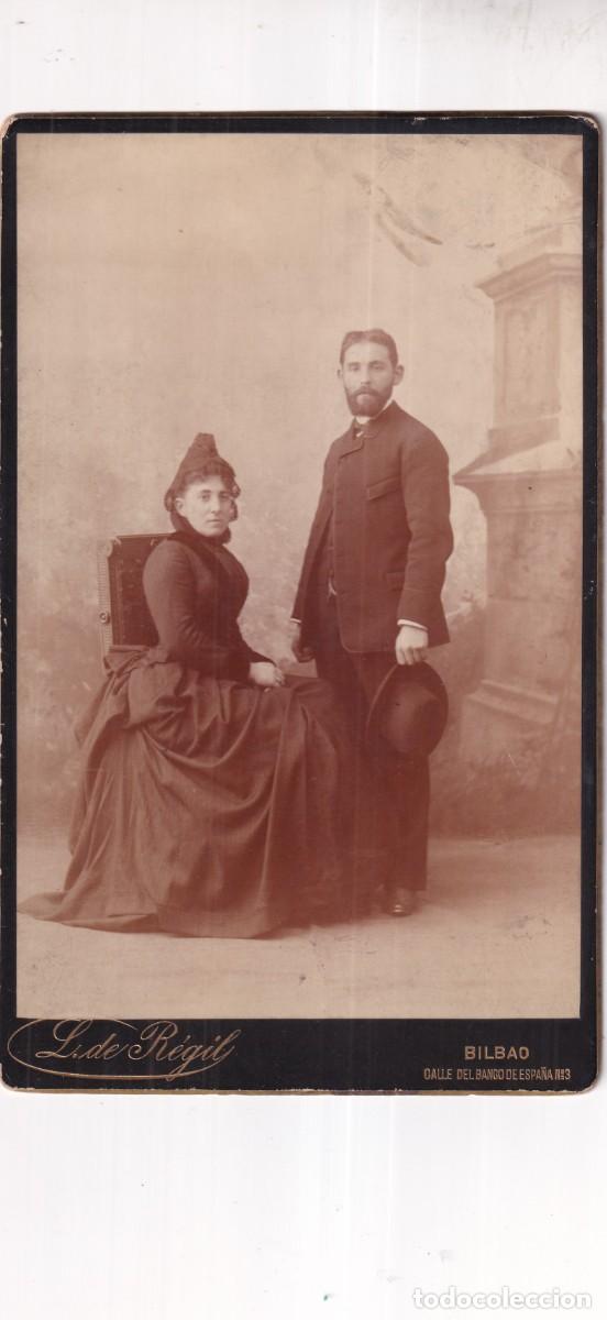 Alte Fotografie: Preciosa m fotograf&iacute;a 21 x 13 cm pareja con fondo de columna . Fot&oacute;grafo L de Regil BILBAO