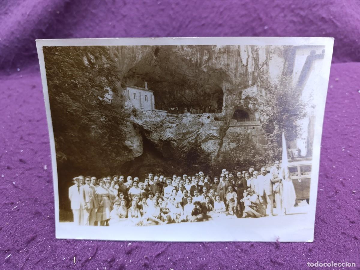 Fotografia antica: Antigua Fotograf&iacute;a en b/n o sepia, Grupo de Gente delante de Cueva, Virgen de Covadonga