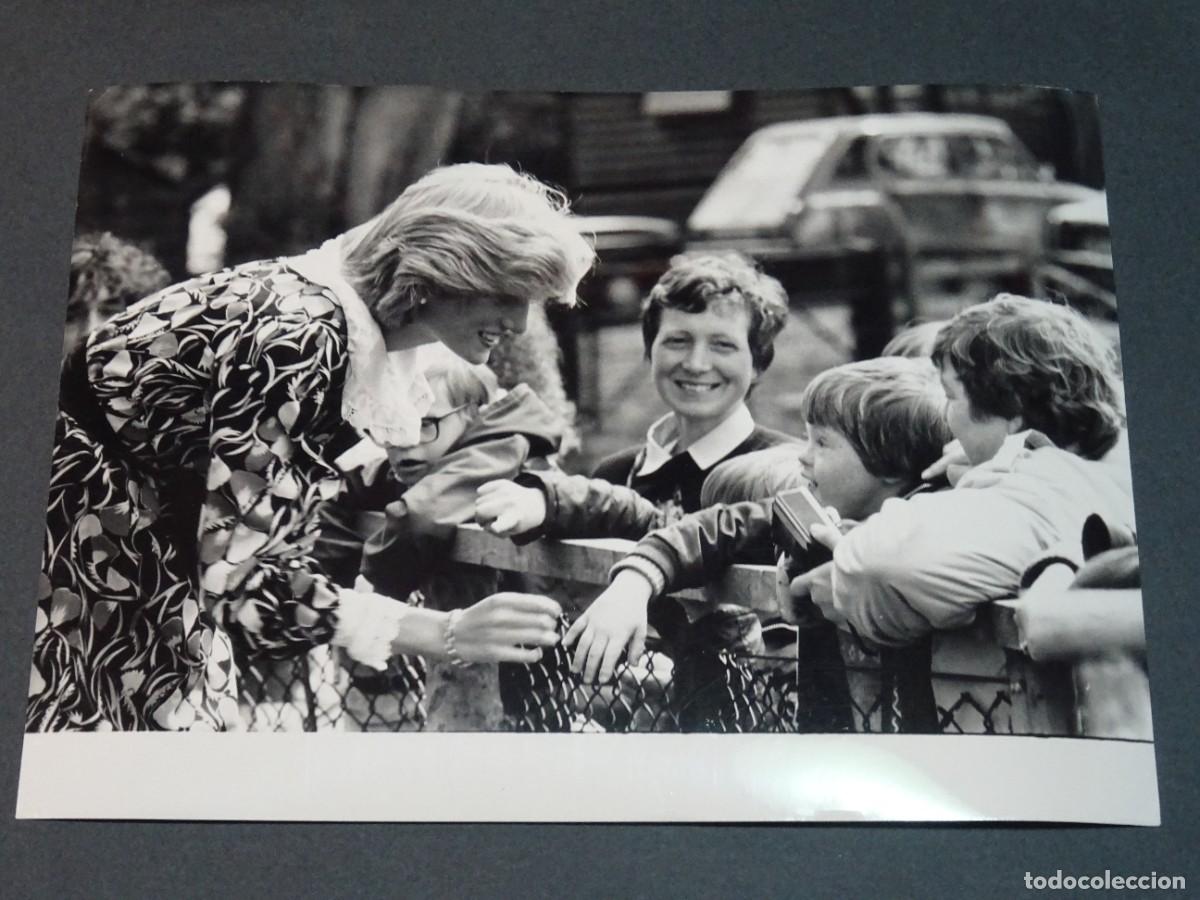 Fotograf&iacute;a antigua: Fotograf&iacute;a Original de la Princesa Diana de Gales Wales arriving at Ullenwood Manor